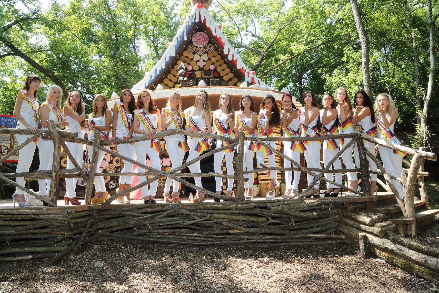 Haensel und Gretel Filmkulisse und Miss Deutschland Teilnehmerinnen