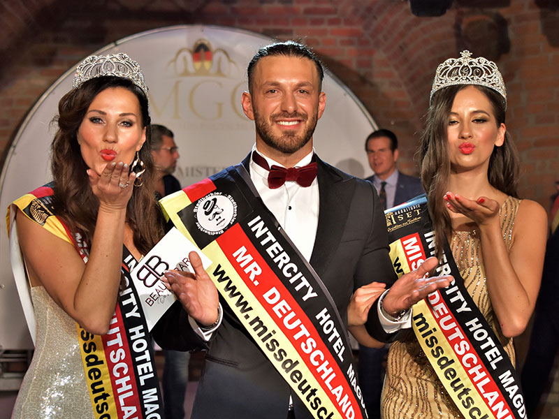 MissGermany-Siegerehrung-2019-Sieger-Deutschland-mit-luftkuss